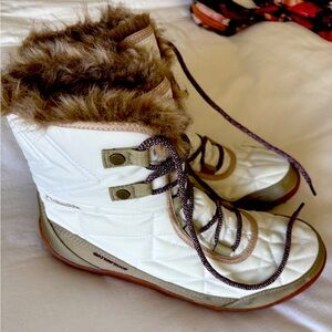 Cute Columbia snow boots. Tried on once. 10